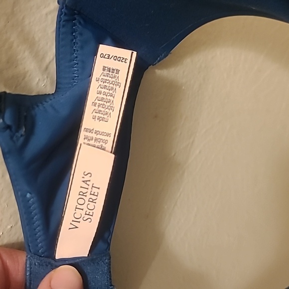 Victoria Secret T-Shirt lightly lined / wireless bra (Never Worn) - Picture 2 of 3